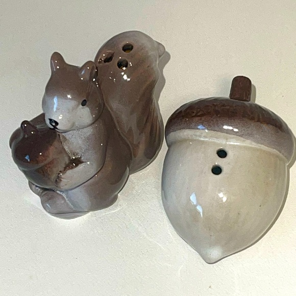 NWT- Squirrel and nut salt and pepper shakers. - Picture 1 of 4